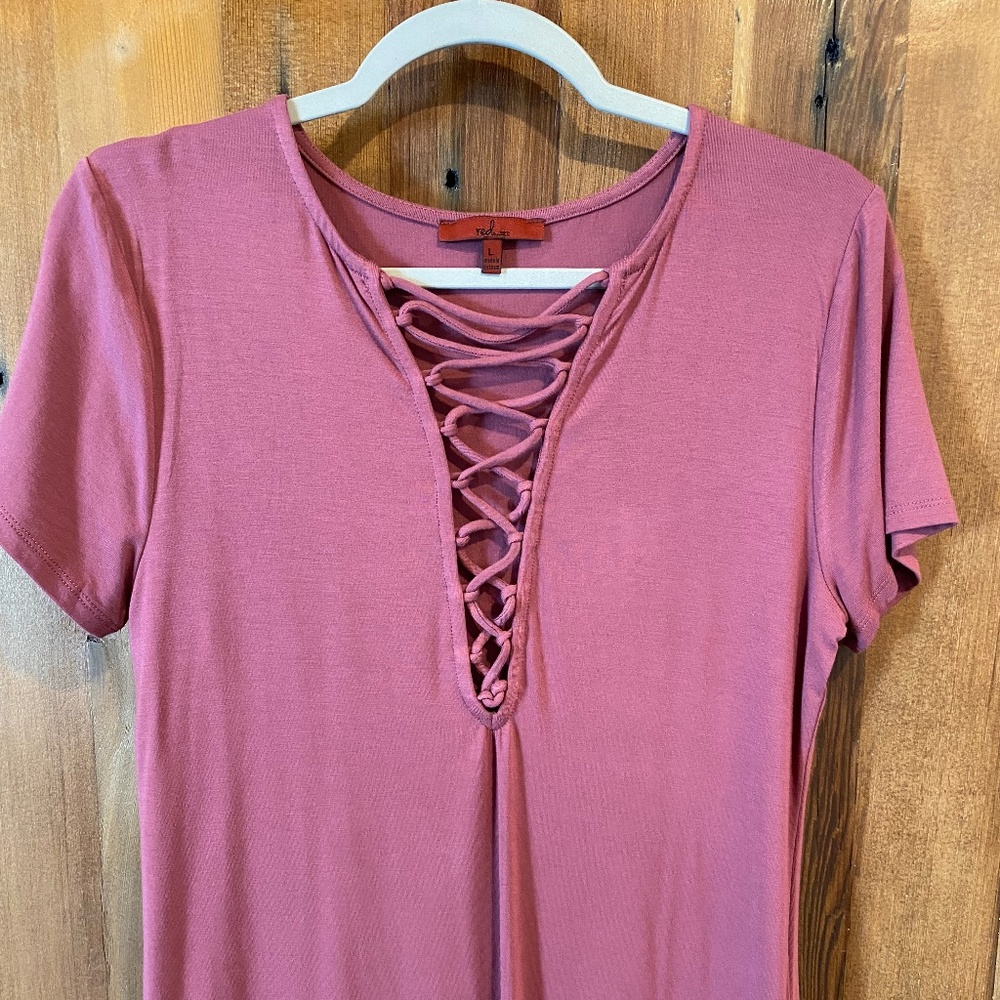 Red by BKE Lace-Up Detail T-Shirt
